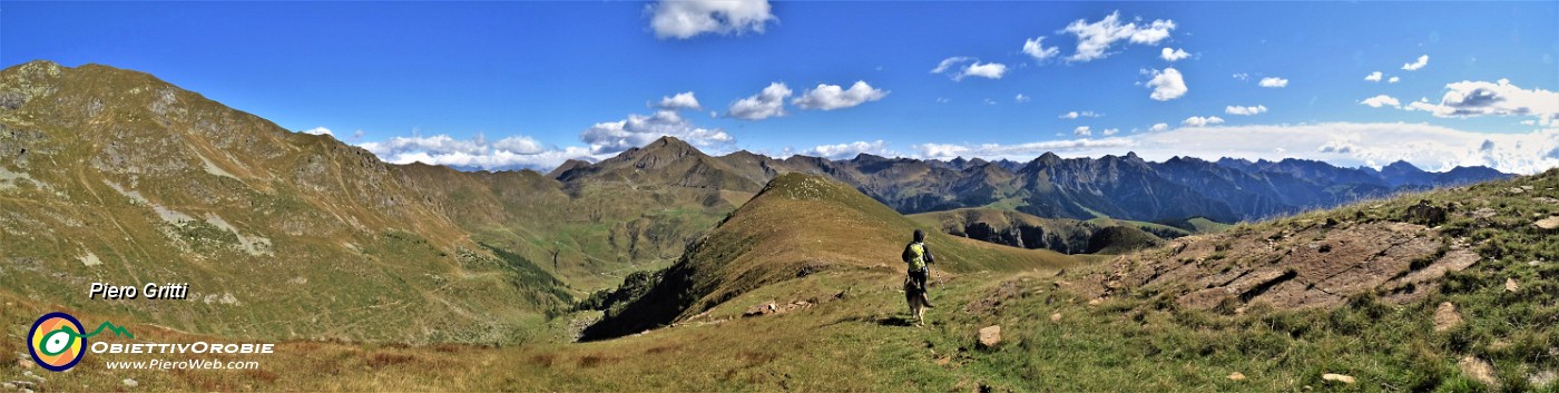 32 Cima Mincucco e Fioraro al centro, monte e valle di Ponteranica a sx, Prealpi Orobie a dx .jpg